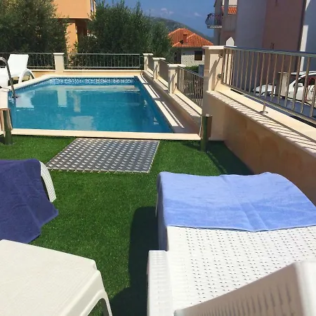 Brunella 特罗吉尔